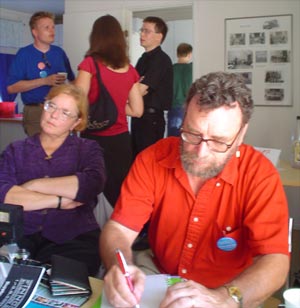 Michael Swanwick vaimoineen torstai-iltana conia edelt�neiss� ns alienibileiss�.