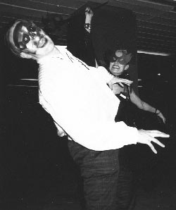 Jyrki Kasvi saa Johanna Sinisalolta atraimesta Conspiracyss� 1987. (Kuva: Jyrki Kasvi)